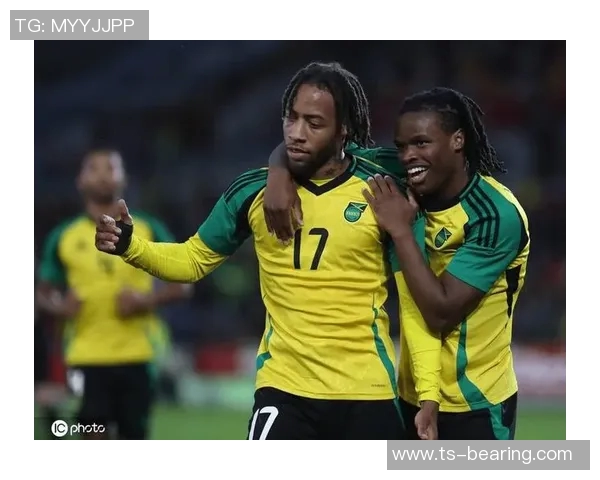 足球明星甜蜜合照高清展现运动员背后的温馨与友谊瞬间